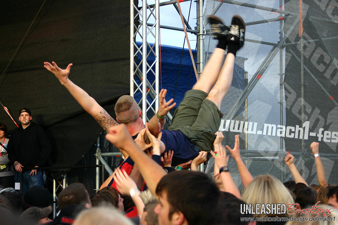 Crowd Surfing auf dem Mach1 Festival 2009 bei Limburg im Rahmen meines FH Projekts 'Unleashed Emotions'