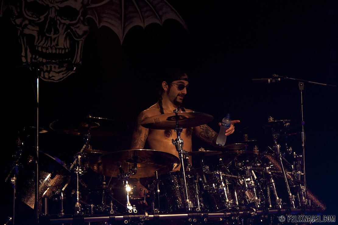 Mike Portnoy (Aveged Sevenfold) am 16. November 2010 in der Markthalle Hamburg