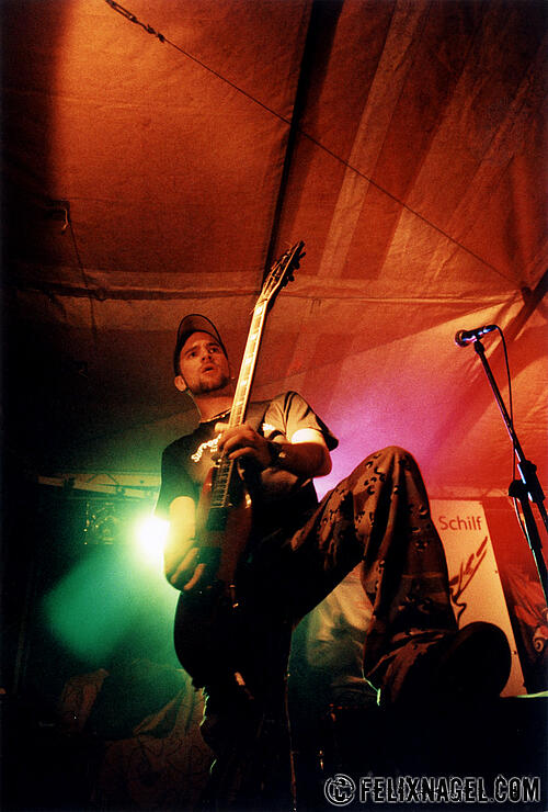 Meine guter Freund Matthias 'El Doctore' Rosenthal von As Mentionded Below auf dem legendären Rock Am Schilf Festival 2007 im schönen Nannenbach